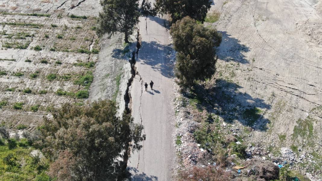 İçine insan girebiliyor, korkutucu görüntüler! Kuş Cenneti'ne giden yolun 2 kilometresi depremde yarıldı 25